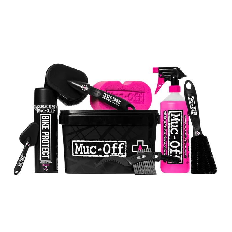 Sort spand med Muc-Off-logo, lyserød rensespray, beskyttelsesspray, svamp og fire børster