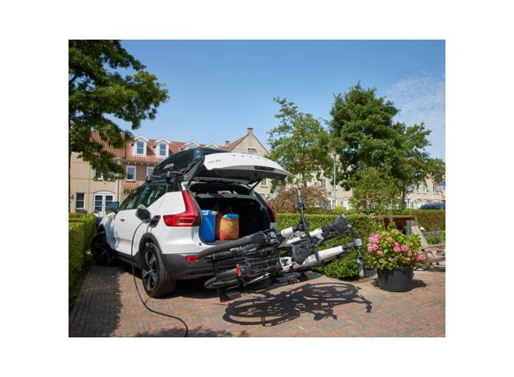 Hapro Atlas Premium Xfold II monteret p&aring; bil med to cykler l&aelig;sset p&aring; holderen