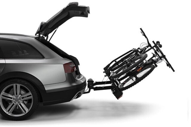 Thule VeloSpace XT2 vippet ned ved bilens bagende for adgang til bagagerummet